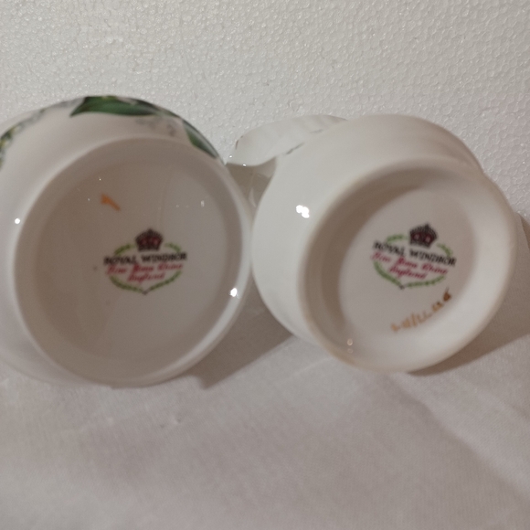 ROYAL WINDSOR ENGLAND FINE BONE CHINA DEMITASSE SUGAR BOWL & CREAMER SET LILIES - Picture 9 of 10